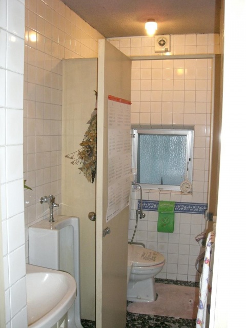 before：こちらも１階同様のつくりとなっており、中仕切りを取り払うことにより広いトイレにリフォームしました。