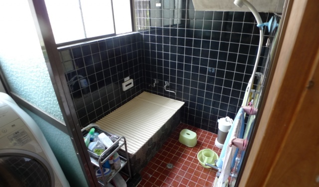 before：以前の浴室はタイルのヒビと汚れが気になっていて特に黒いタイルは油断すると汚れが目立つのでお手入れも大変！他に段差も気になっておられました。