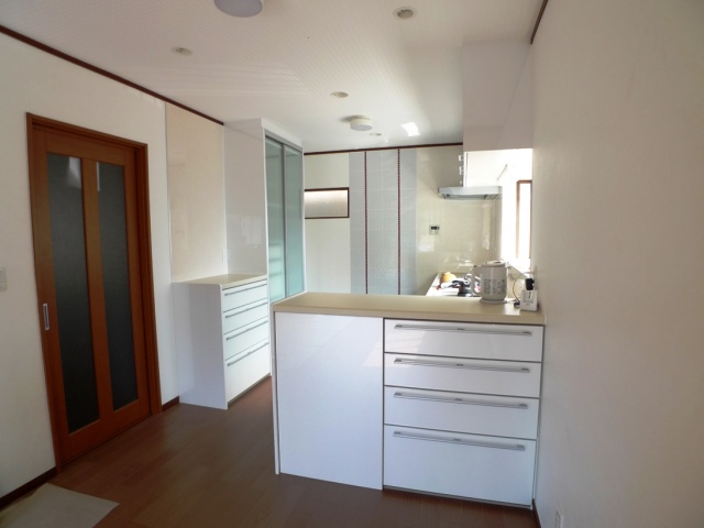 After：キッチンと収納を含めた全ての扉は鏡面アクリルを使用し、透明感のあるサンウエーブのピット「クリアホワイト」を選択。