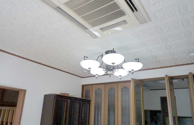 Before：天井カセット型エアコンがある為、照明は天井の中央に設置されていませんでした。