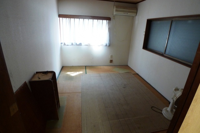 Before：以前の居間は壁紙も畳も汚れが目立って暗い雰囲気でした。