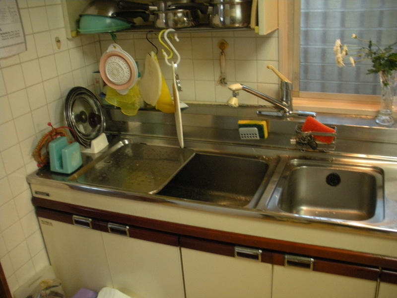 Befoer：シンクが二つありましたが、主に食器を洗う前に水を溜めて付けておく用途として使っていたので、新しいキッチンではこの部分は不要となり、作業スペースが広くなりました。