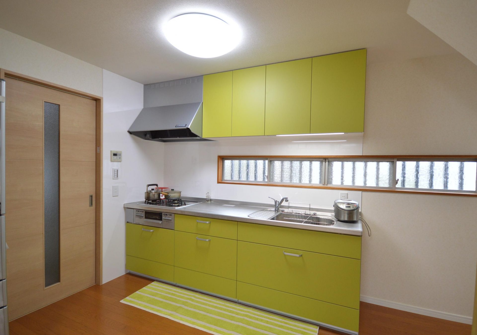 After：キッチンも新しくなり、グリーンの扉がＬＤＫの挿し色になっています。