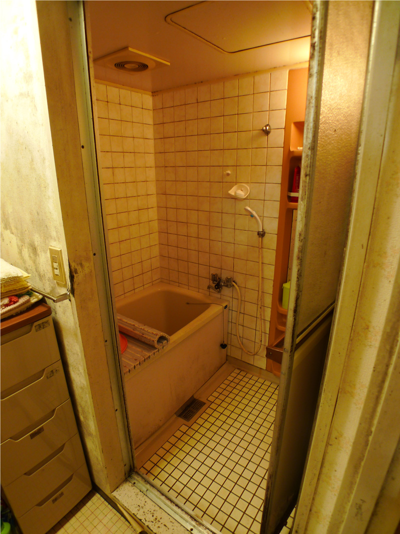 Before：換気扇が壊れてしまってから浴室は湿気だらけでカビの原因に。