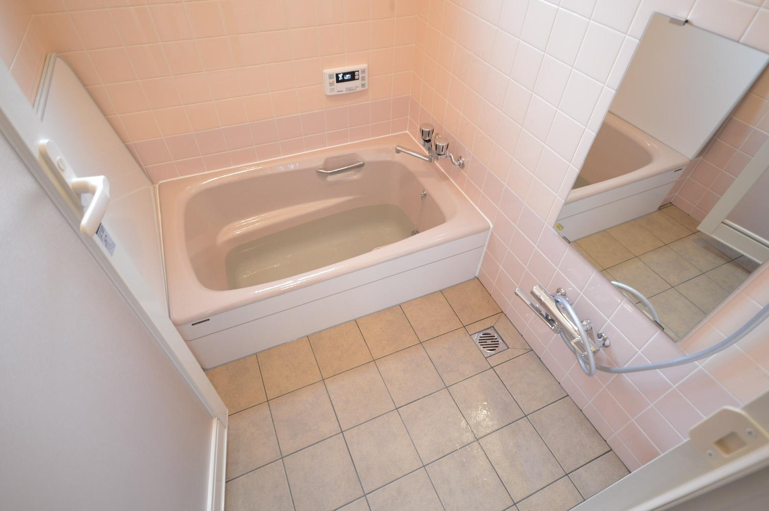 After：浴槽の上2枚から下のタイルを交換。床はサーモスタットタイルで足裏もあったか。