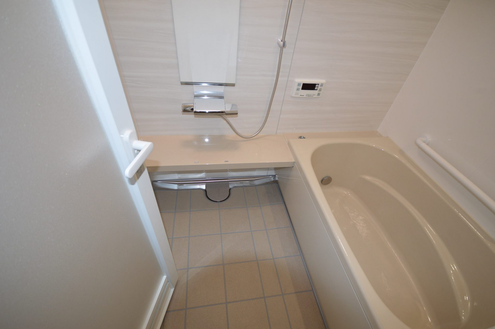 after ： 傷や汚れが付きにくいホーロー製浴室パネルと磁器タイルの組み合わせ。<br/>壁のお手入れは入浴後にサッとシャワーで流すだけ。