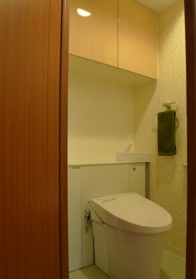 AFTER：LIXILのリフォレ　手洗いが後ろについて、コンパクトに収納もできるマンション用のスッキリとしたタイプのトイレです。